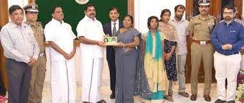 ಶಂಕಿತ ಉಗ್ರರಿಂದ ಹತ್ಯೆಯಾದ ಸಬ್ ಇನ್ಸ್‍ಪೆಕ್ಟರ್ ಕುಟುಂಬಕ್ಕೆ ಪಳನಿಸ್ವಾಮಿ ಒಂದು ಕೋಟಿ ರೂ ಹಸ್ತಾಂತರ